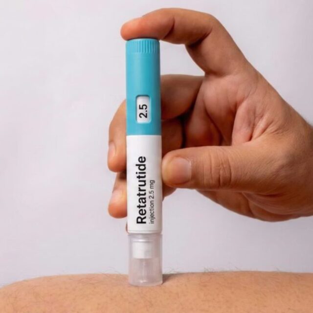 4 mg, 9 mg ve 12 mg Hedefleri Ne Öneriyor?
2026'da öne çıkan üç hedef doz ise 4 mg, 9 mg ve 12 mg'dır. Hepsi her çalışma popülasyonunda aynı şekilde ortaya çıkmaz. TRANSCEND-T2D-1'de Lilly, 40 haftada 4 mg için -%1,7, 9 mg için -%2,0 ve 12 mg için -%1,9 A1C azalmaları bildirdi; vücut ağırlığındaki azalmalar ise sırasıyla -%11,5, -%15,5 ve -%16,8 oldu.
Lilly, obezite odaklı Faz 3 çalışmasında üst dozlara daha fazla vurgu yaptı. TRIUMPH-4'te 9 mg ve 12 mg grupları, obezite veya aşırı kilolu ve diz osteoartriti olan yetişkinlerde 68 haftada ortalama vücut ağırlığında -%26,4 ve -%28,7 azalma sağladı. Lilly ayrıca 2026'da beklenen ek TRIUMPH sonuçlarının, bu çalışmada zaten vurgulanan 9 mg ve 12 mg dozların yanı sıra 4 mg'lık bir idame dozunu da içerdiğini belirtti.
Birlikte ele alındığında bu veriler, 4 mg'ın daha düşük yoğunluklu bir bakım seçeneği olarak hizmet edebileceği, 9 mg ve 12 mg'ın ise daha büyük kilo verme etkilerinin merkezi olduğu, üzerinde çalışılan daha agresif araştırma hedefleri olduğu 2026 geliştirme mantığını ortaya koyuyor. Bu, onaylanmış bir reçeteleme kuralı değil, deneme tasarımına ve sonuç verilerine dayanan bir yorumdur.