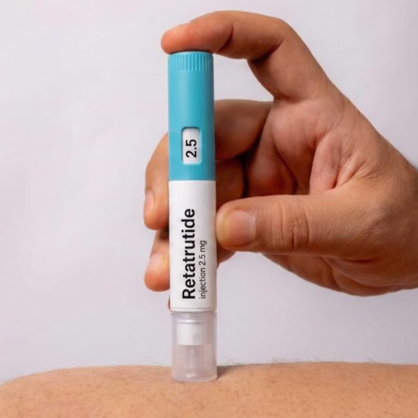 4 mg, 9 mg ve 12 mg Hedefleri Ne Öneriyor?
2026'da öne çıkan üç hedef doz ise 4 mg, 9 mg ve 12 mg'dır. Hepsi her çalışma popülasyonunda aynı şekilde ortaya çıkmaz. TRANSCEND-T2D-1'de Lilly, 40 haftada 4 mg için -%1,7, 9 mg için -%2,0 ve 12 mg için -%1,9 A1C azalmaları bildirdi; vücut ağırlığındaki azalmalar ise sırasıyla -%11,5, -%15,5 ve -%16,8 oldu.
Lilly, obezite odaklı Faz 3 çalışmasında üst dozlara daha fazla vurgu yaptı. TRIUMPH-4'te 9 mg ve 12 mg grupları, obezite veya aşırı kilolu ve diz osteoartriti olan yetişkinlerde 68 haftada ortalama vücut ağırlığında -%26,4 ve -%28,7 azalma sağladı. Lilly ayrıca 2026'da beklenen ek TRIUMPH sonuçlarının, bu çalışmada zaten vurgulanan 9 mg ve 12 mg dozların yanı sıra 4 mg'lık bir idame dozunu da içerdiğini belirtti.
Birlikte ele alındığında bu veriler, 4 mg'ın daha düşük yoğunluklu bir bakım seçeneği olarak hizmet edebileceği, 9 mg ve 12 mg'ın ise daha büyük kilo verme etkilerinin merkezi olduğu, üzerinde çalışılan daha agresif araştırma hedefleri olduğu 2026 geliştirme mantığını ortaya koyuyor. Bu, onaylanmış bir reçeteleme kuralı değil, deneme tasarımına ve sonuç verilerine dayanan bir yorumdur.