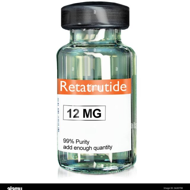 Retratutide nasıl çalışır?
Retatrutid, metabolizma, kan şekeri düzenlemesi ve iştah kontrolünde rol oynayan üç kritik yolu hedefleyen çoklu reseptör agonistidir. GLP-1 (glukagon benzeri peptid-1), GIP (glukoz bağımlı insülinotropik polipeptid) ve glukagon reseptörlerini aktive ederek çalışır. Bu yollar, obeziteyle mücadelede zaten iyi bilinen yollardır ve semaglutid (Wegovy) ve tirzepatid (Mounjaro) gibi GLP-1 reseptörlerini hedefleyen ilaçlar, hastaların kan şekeri seviyelerini yönetmelerine ve kilo vermelerine yardımcı olmada başarı göstermiştir.
Bununla birlikte, Retatrutid'in benzersiz çoklu agonist yaklaşımı onu diğerlerinden ayırır. Birden fazla reseptörü aynı anda hedefleyerek, iştahı azaltmada, insülin duyarlılığını iyileştirmede ve vücudun yağ yakma süreçlerini artırmada daha kapsamlı bir etkiye sahiptir. Bu üçlü etki mekanizması, eski ilaçlara kıyasla ortalama kilo kaybında potansiyel olarak daha büyük bir azalmaya yol açarak, kilo yönetimi için ufukta en umut vadeden ilaçlardan biri haline getirir.
Retatrutide'ı Benzersiz Kılan Nedir?
Retatrutide'i piyasadaki diğer kilo verme ilaçlarından ayıran birkaç özellik bulunmaktadır:
Kas Kütlesinin Korunması: Ortalama kilo kaybında en önemli endişelerden biri, kas kaybı potansiyelidir; bu da halsizliğe ve daha yavaş bir metabolizmaya yol açabilir. Birçok kilo verme ilacı hem yağ hem de kas kütlesini azaltır. Ancak Retatrutide, yağ kaybını etkili bir şekilde hedeflerken, kas kütlesinin korunmasına yardımcı olur.
Daha Az Bulantı: Özellikle GLP-1 reseptör agonistleri olmak üzere birçok güncel kilo verme ilacı, bulantı, kusma ve ishal gibi gastrointestinal yan etkilerle ilişkilidir. Retatrutid ile ilgili en cesaret verici bulgulardan biri, benzer ilaçlara göre daha az bulantıya neden olmasıdır; bu da hastaların tedaviye devam etmesini kolaylaştırır.
Haftalık Enjeksiyonlar: Diğer bazı yeni kilo verme ilaçları gibi, Retatrutide de haftada bir kez yapılan bir enjeksiyon yoluyla uygulanır; bu, günlük haplara veya birden fazla enjeksiyona göre daha kullanışlı ve daha az rahatsız edicidir.